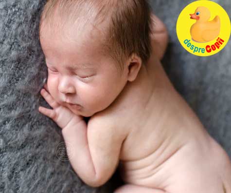 Bebelusul la 4 saptamani -  te urmareste mai des cu privirea si poate iesi la aer in sling
