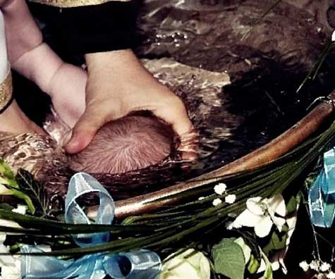 Un bebelus a facut stop cardio la botez - o stire care redeschide intrebarile despre tratamentul bebelusului in timpul ritualului bisericesc