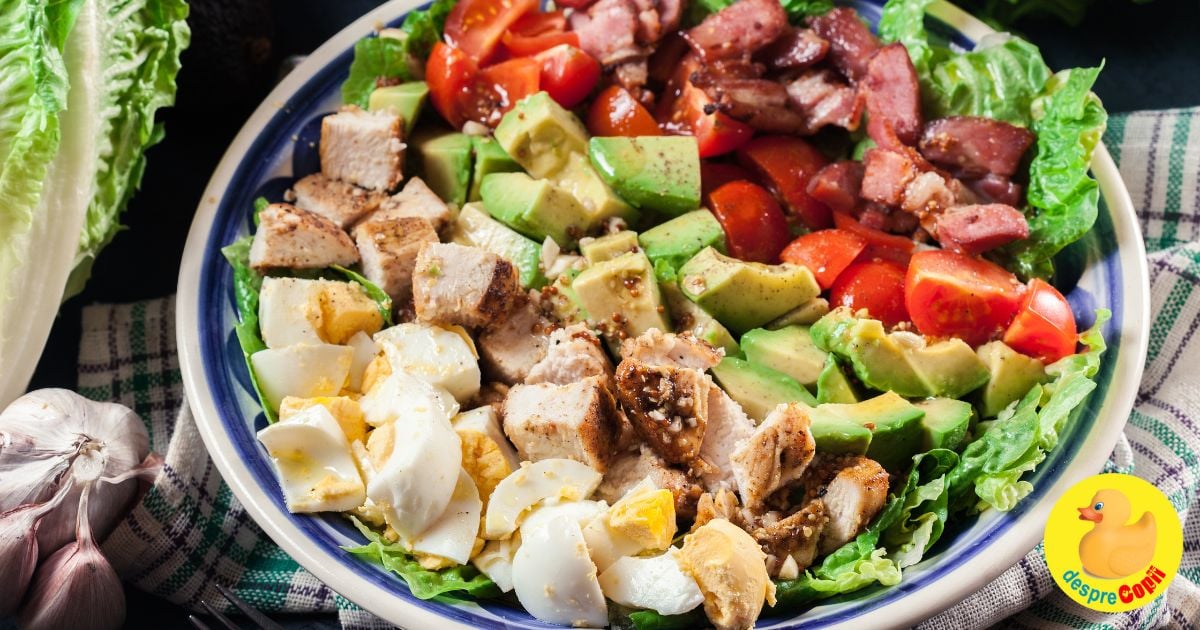 Salata cu piept de pui, avocado si branza Blue Cheese