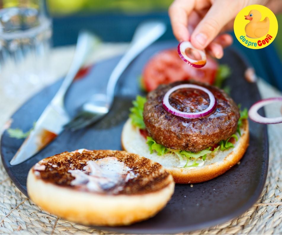 Mini burgers cu salata de cartofi